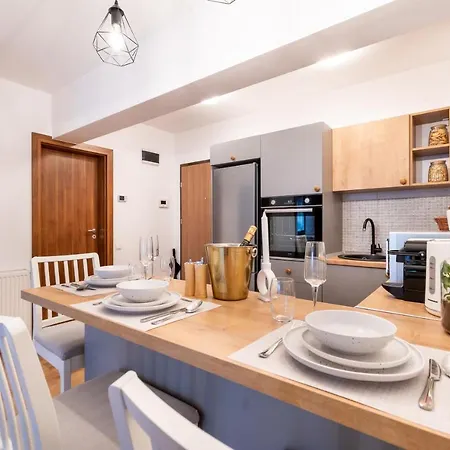Lakeview Modern Condo-tennis, Parking, Balcony Apartment *