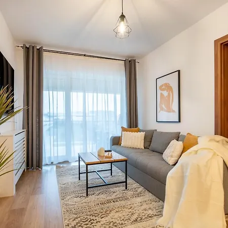 Lakeview Modern Condo-tennis, Parking, Balcony Apartment