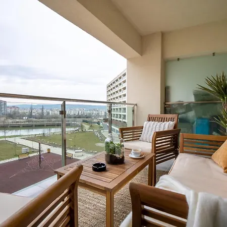Lakeview Modern Condo-tennis, Parking, Balcony *