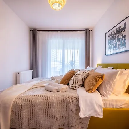 Apartment Lakeview Modern Condo-tennis, Parking, Balcony
