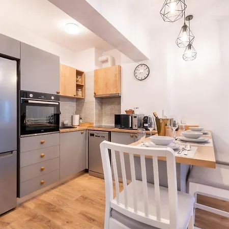 Apartment Lakeview Modern Condo-tennis, Parking, Balcony *